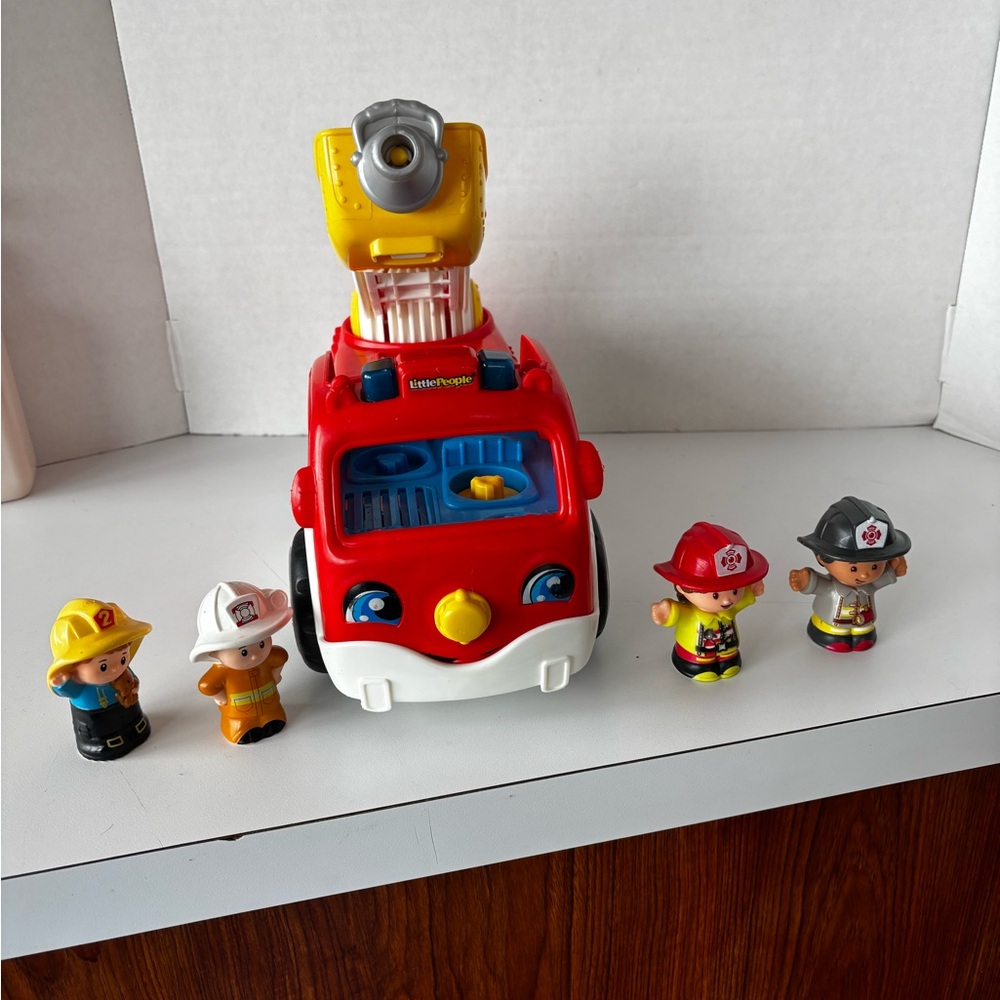 2014 Little People Fire Truck with 4 characters Lights up with sounds!